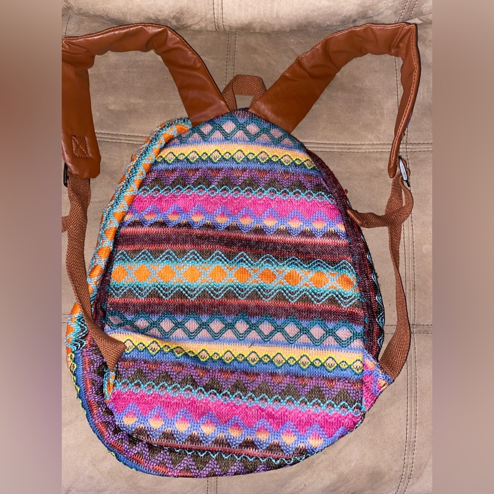 Bright/fun backpack. No rips or pulls!